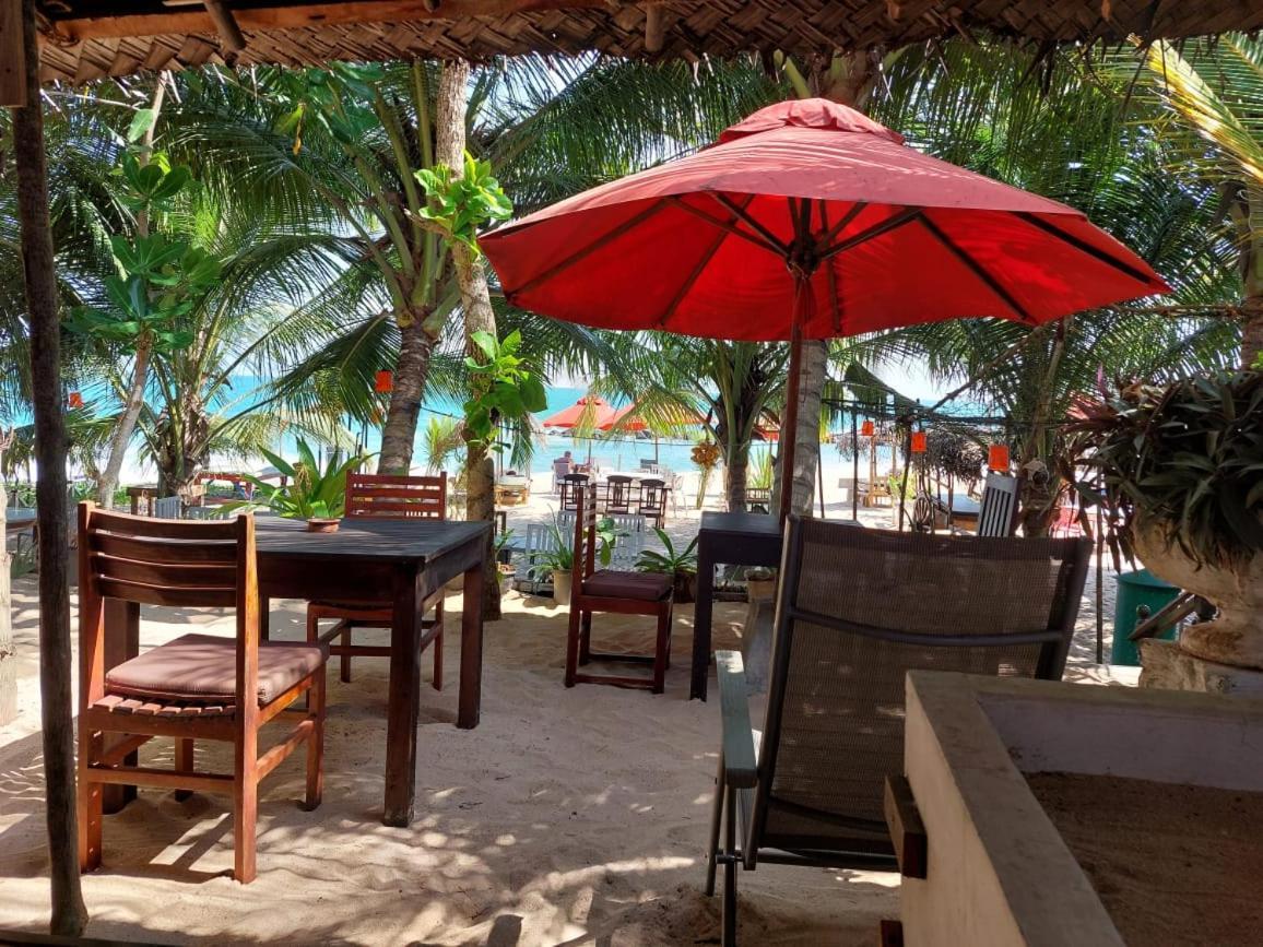 Blue Horizon Beach Hotel Tangalle Bagian luar foto