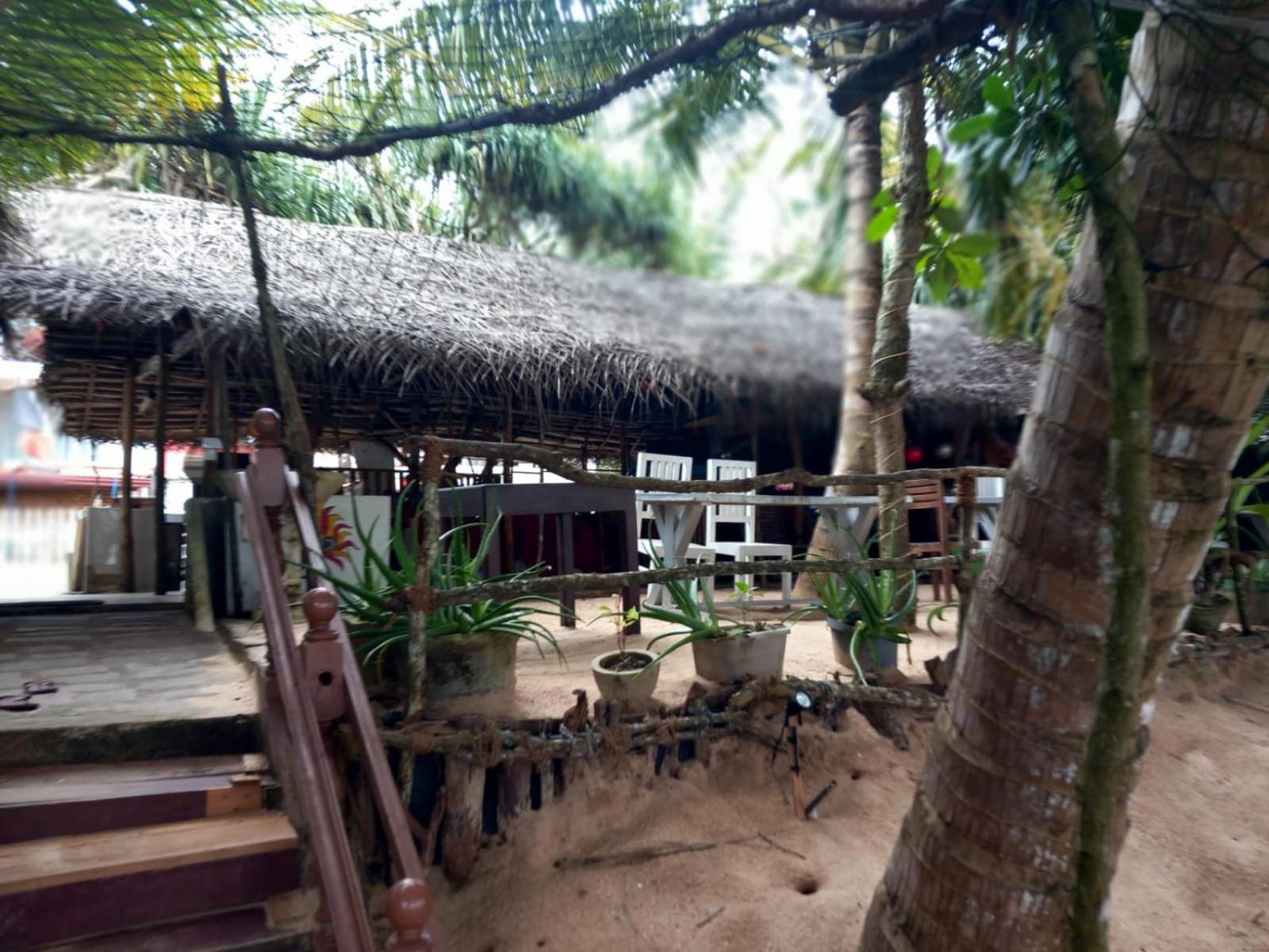Blue Horizon Beach Hotel Tangalle Bagian luar foto